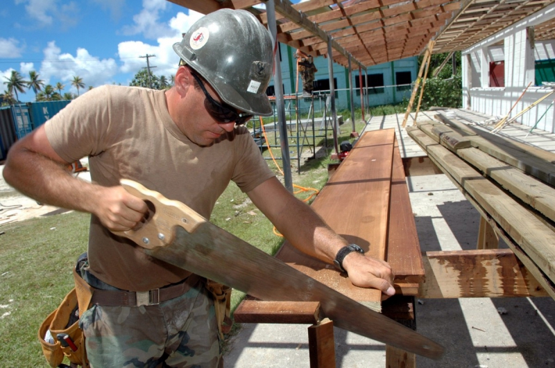 charpentier-ST MARTIN DU VAR-min_worker_construction_building_carpenter_male_job_build_helmet-893290